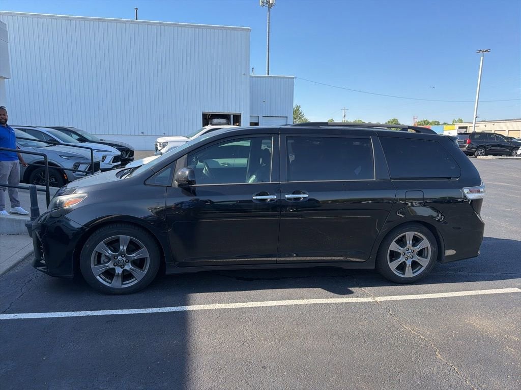 2019 Toyota Sienna SE V6 8-Passenger's photo