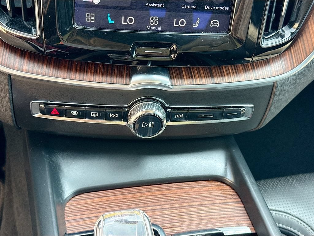 2023 Volvo XC60 Ultimate Bright Theme